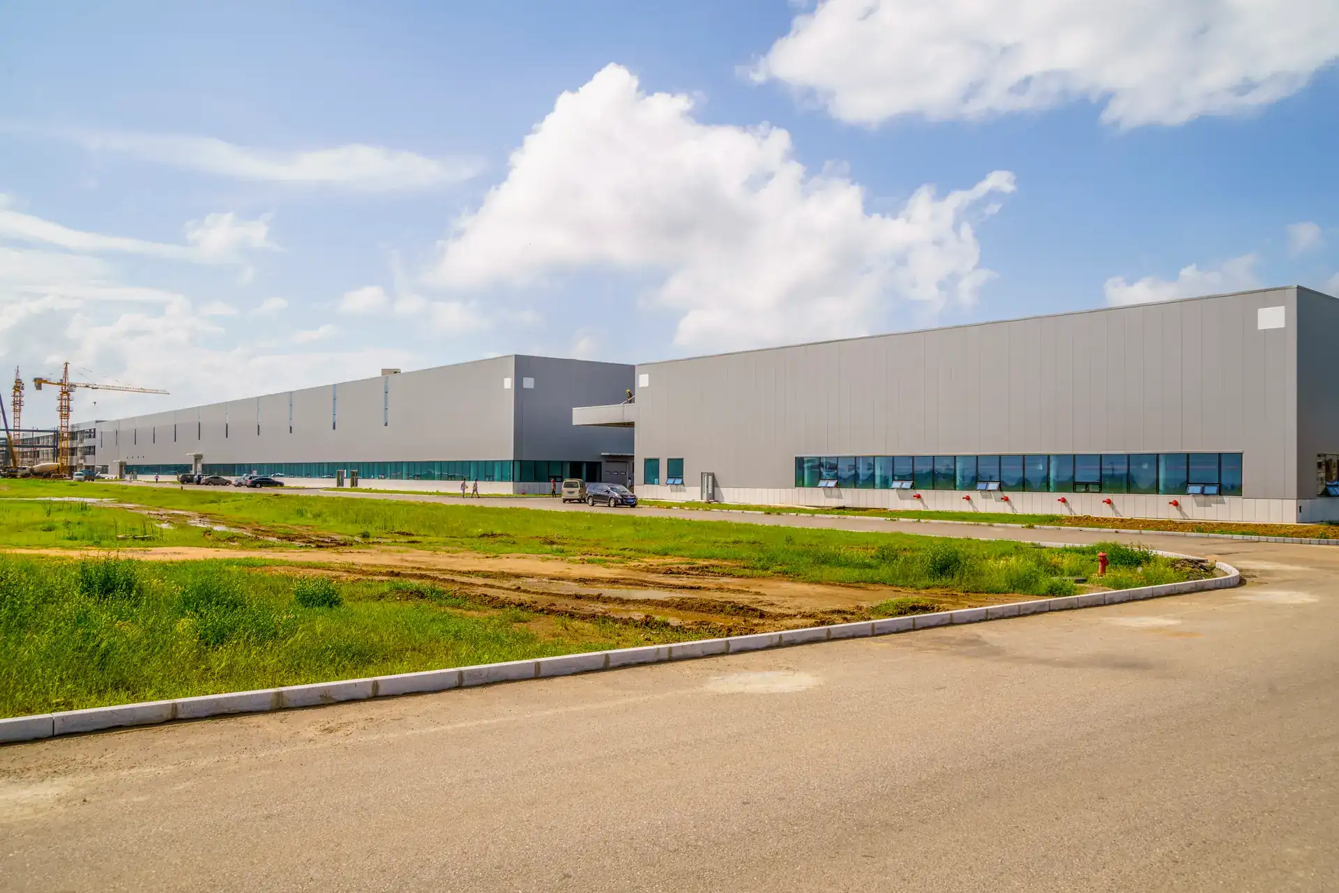 Organize sanayi bölgesindeki fabrika ve depo tesislerinin kuşbakışı görünümü