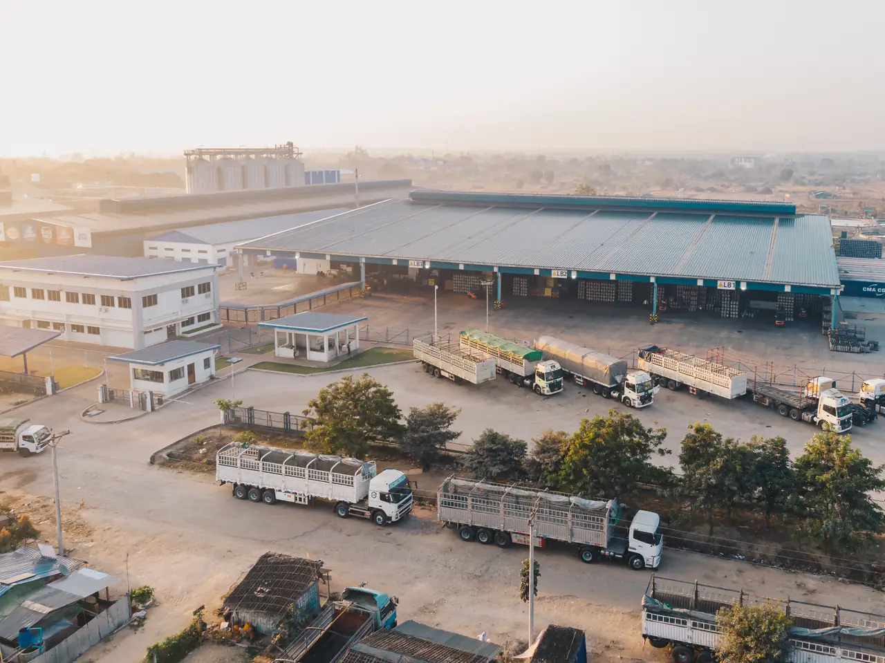 Sanayi bölgesindeki depo ve tır park alanının kuşbakışı görünümü