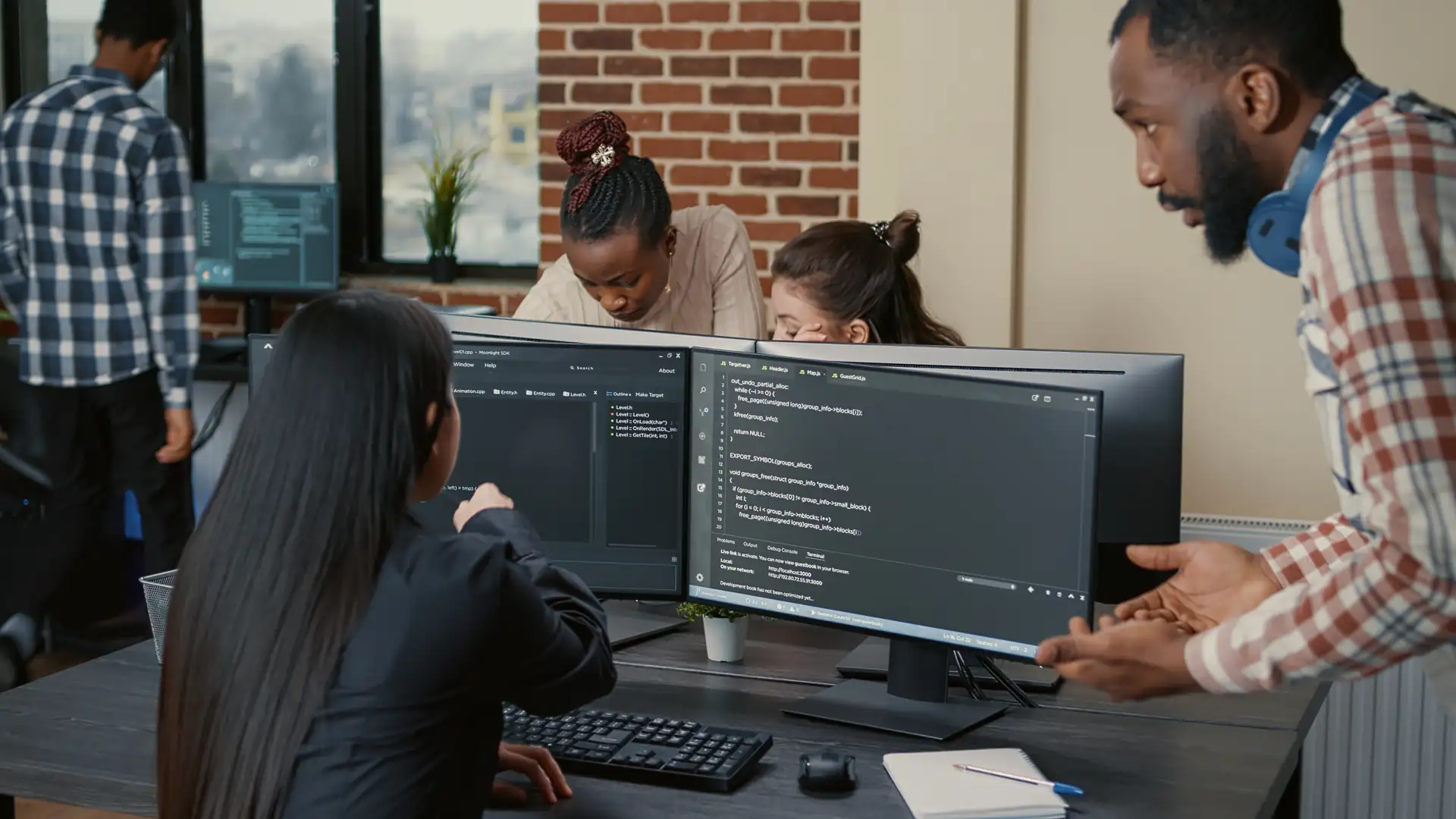 Teknokent ofisinde ekranlar karşısında birlikte çalışan yazılım geliştirme ekibi