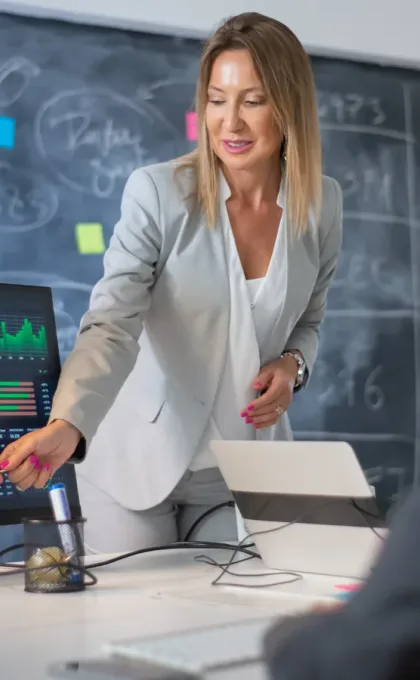 Ekrandaki finansal verileri birlikte değerlendiren finans ekibi