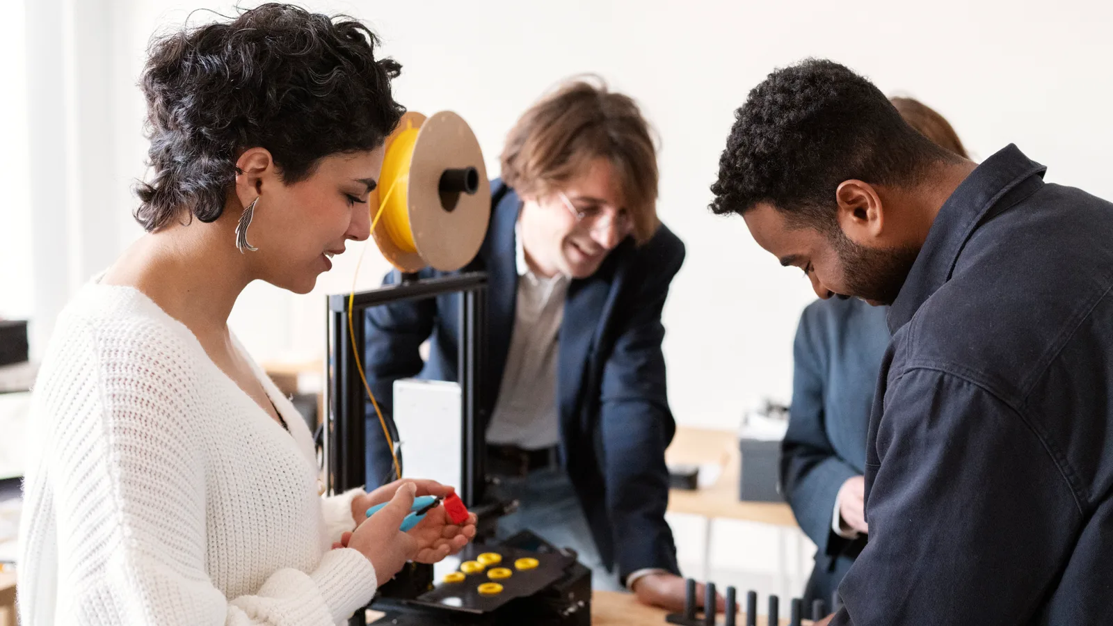 Üç boyutlu model üzerinde birlikte çalışan tasarımcı ekibi