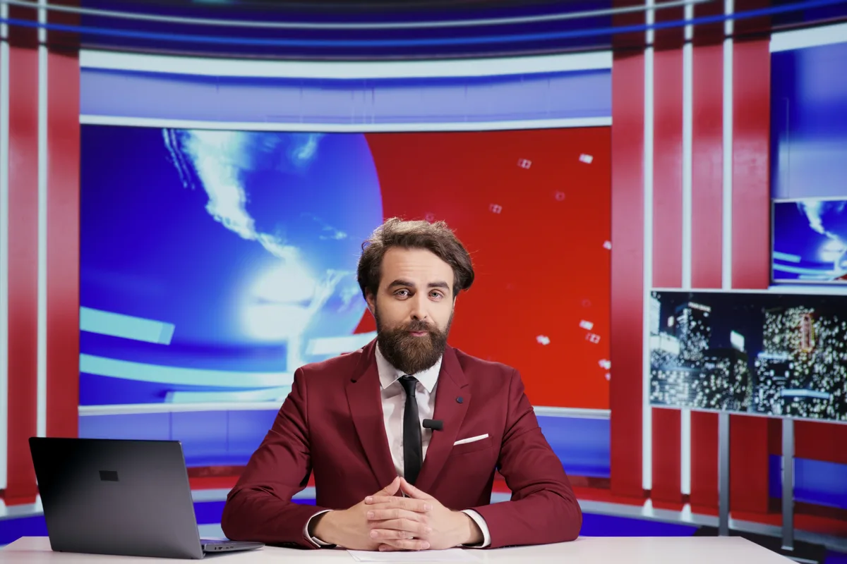 Stüdyoda haber bültenini sunan gazeteci