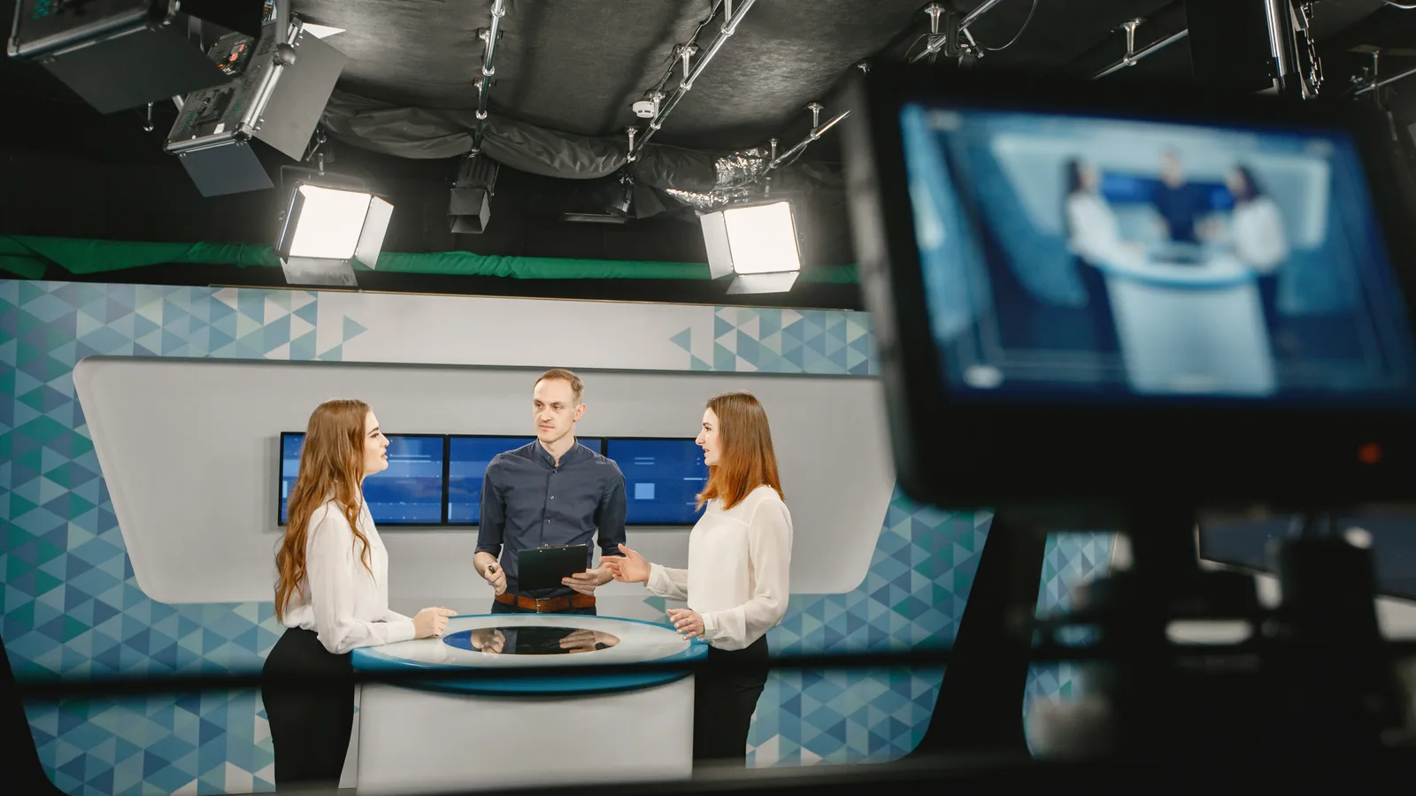 Televizyon stüdyosunda çekim yapan kameranın vizörü