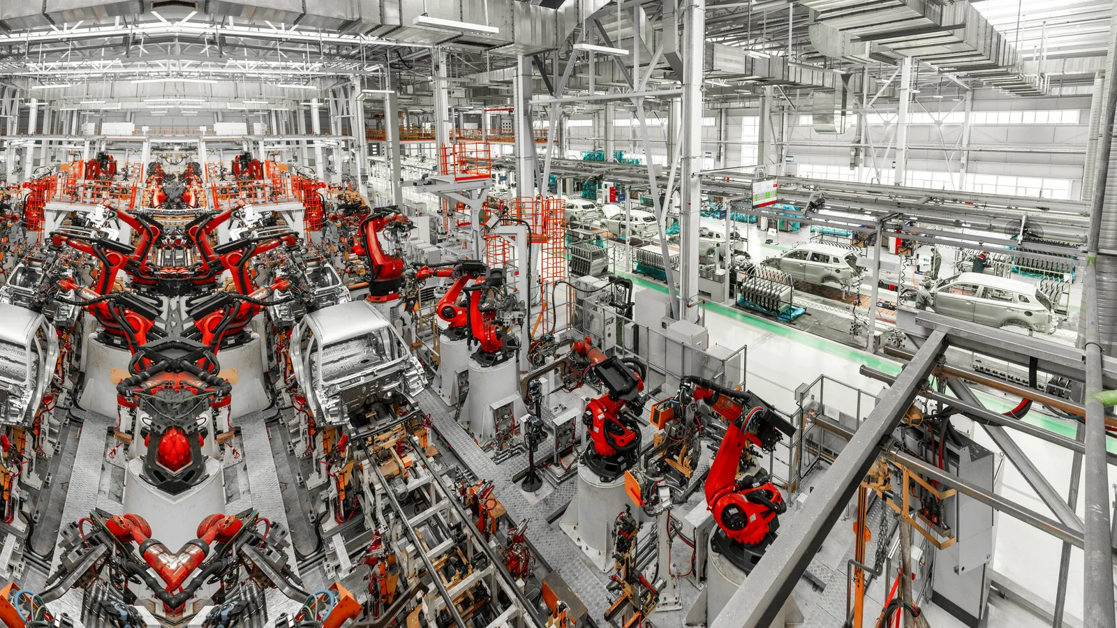 Modern otomobil fabrikasında montaj hattı üzerindeki araç gövdeleri
