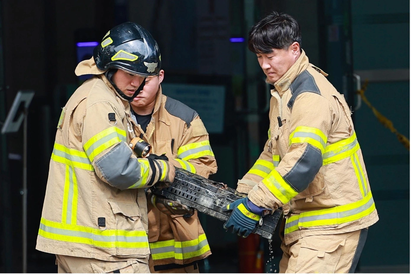 İtfaiyeciler, Güney Kore’deki veri merkezi yangınında yanmış sunucu ekipmanlarını taşıyor