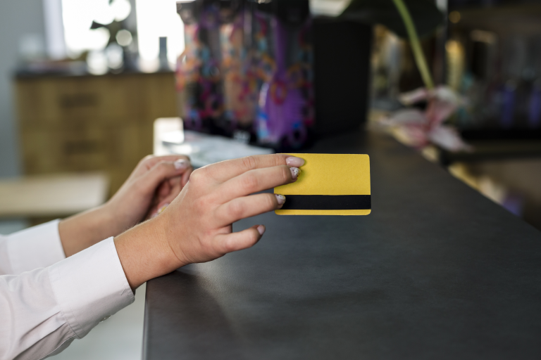 Kasada telefonuna gelen SMS doğrulama kodunu gösteren müşteri ve sadakat kartı güvenliği temsili görseli