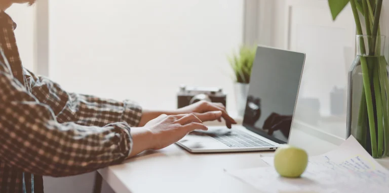 Uzaktan çalışan personelin dizüstü bilgisayarda şirket verilerine erişimi ve veri güvenliği konsepti